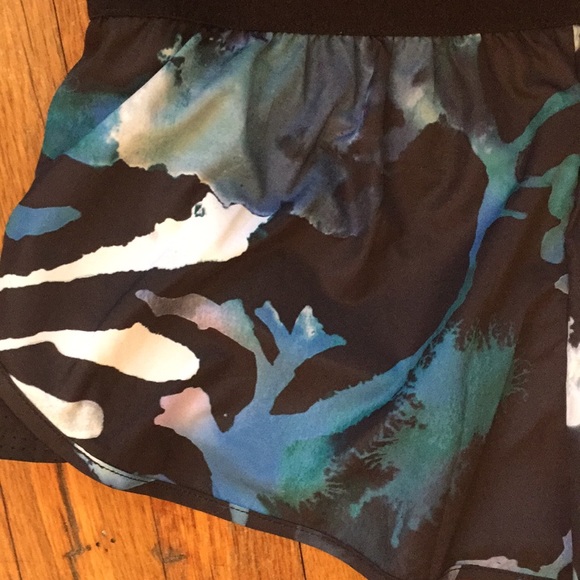 NWT Ivy Park Cloud Print Perforated Running Shorts - Picture 2 of 6